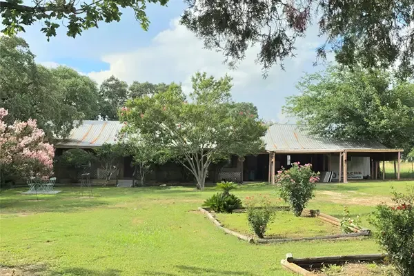 Property and landscaped yard at 11088 Hwy 97 W Hwy in Cost, Texas